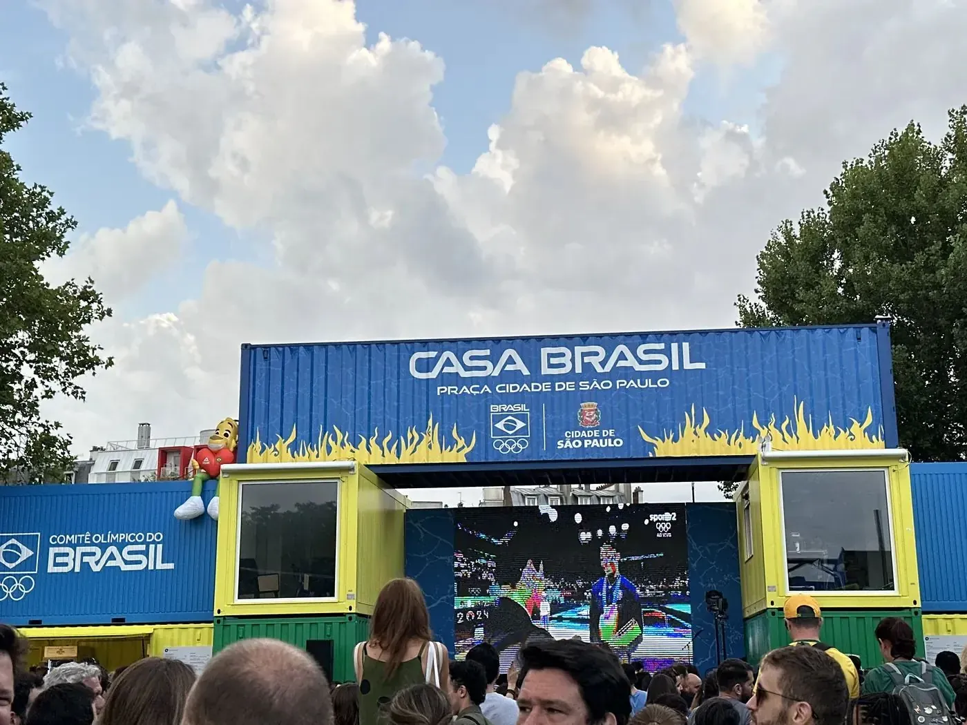 Pavillon national en conteneurs habillés par AU PRINT DIGITAL pour la fan zone des Jeux olympiques de Paris 2024