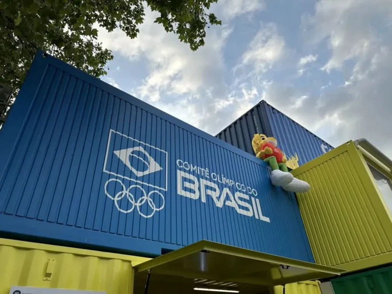 Conteneur habillé aux couleurs de la délégation – réalisation AU PRINT DIGITAL, Jeux olympiques Paris 2024