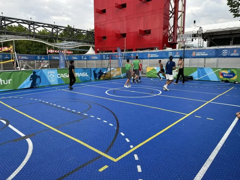 Terrain sportif et bâches de clôture – réalisation AU PRINT DIGITAL, Jeux olympiques Paris 2024