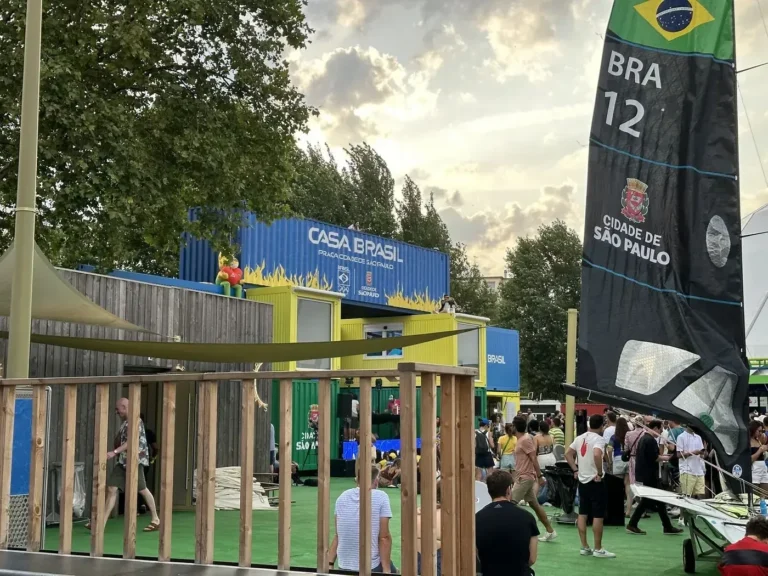 Signalétique et voile publicitaire – réalisation AU PRINT DIGITAL, Jeux olympiques Paris 2024