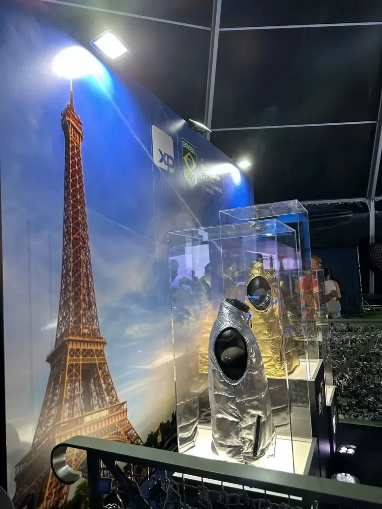 Vitrine d’exposition et décor – réalisation AU PRINT DIGITAL, Jeux olympiques Paris 2024