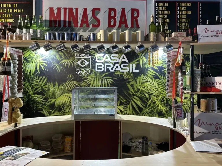 Bar habillé, décor végétal – réalisation AU PRINT DIGITAL, Jeux olympiques Paris 2024