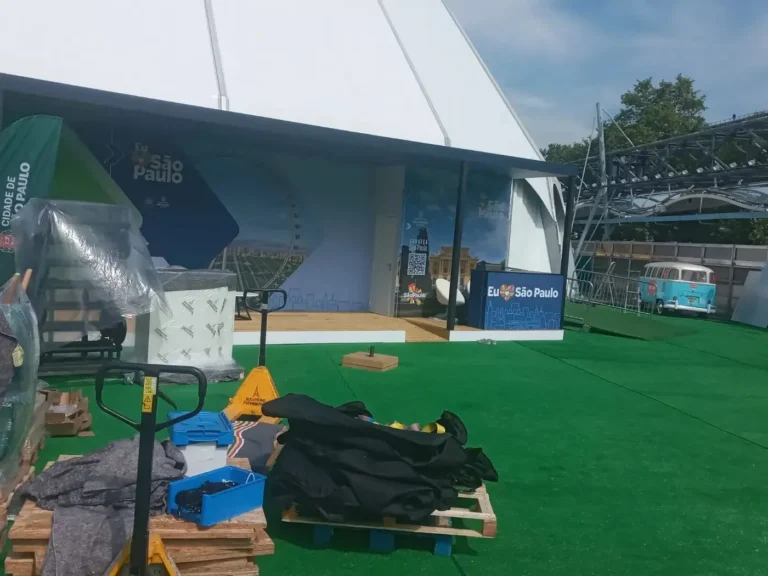 Montage de la fan zone – réalisation AU PRINT DIGITAL, Jeux olympiques Paris 2024