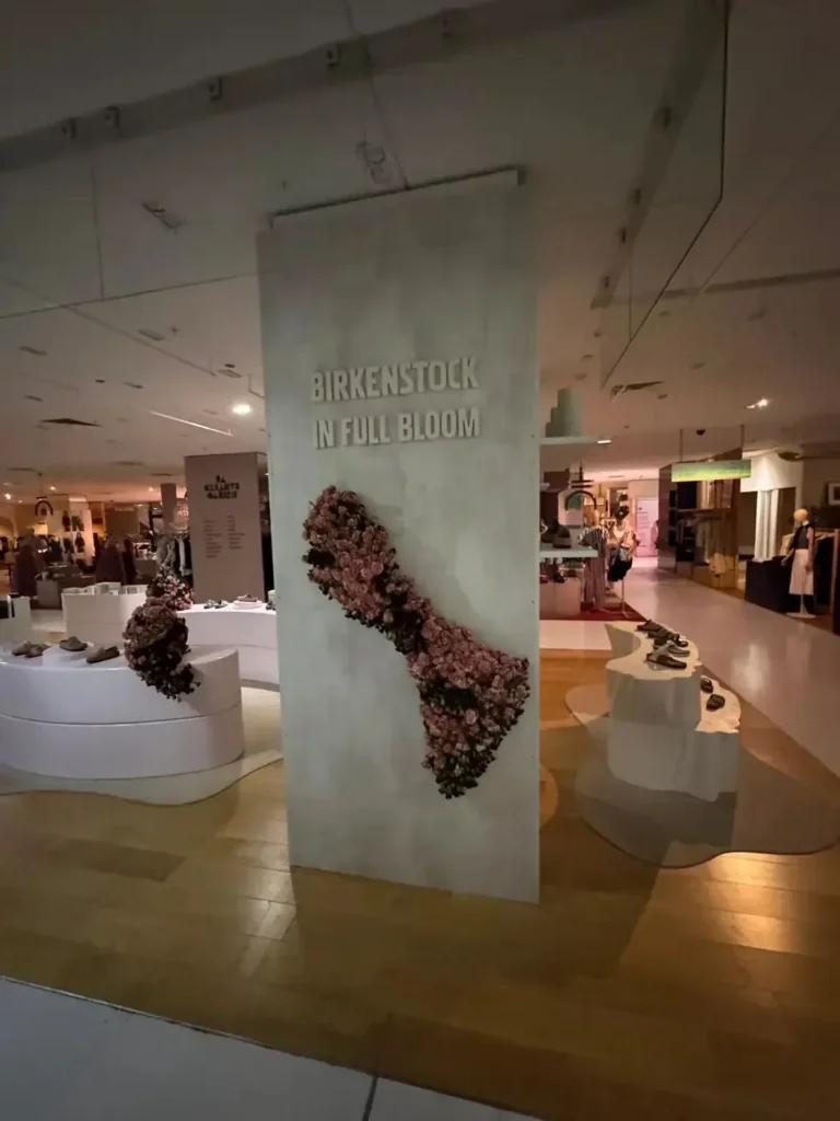 Totem PLV en boutique – réalisation AU PRINT DIGITAL, Paris