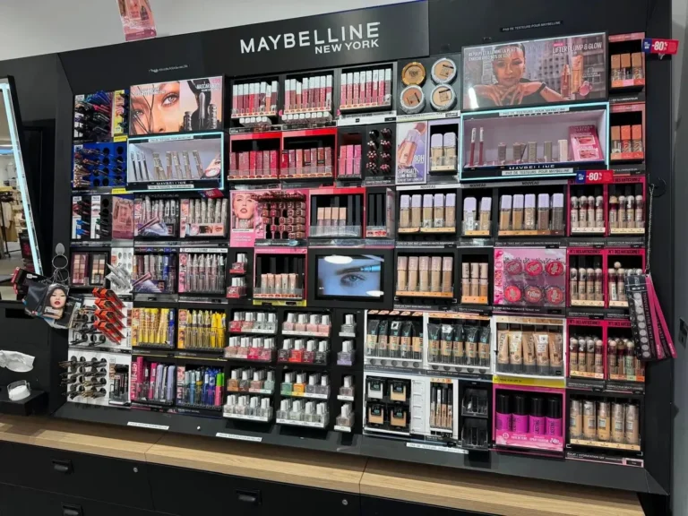 Mur de PLV cosmétique – réalisation AU PRINT DIGITAL, Paris