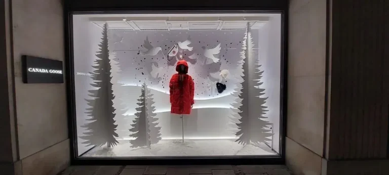 Décor de vitrine sur mesure – réalisation AU PRINT DIGITAL, Paris