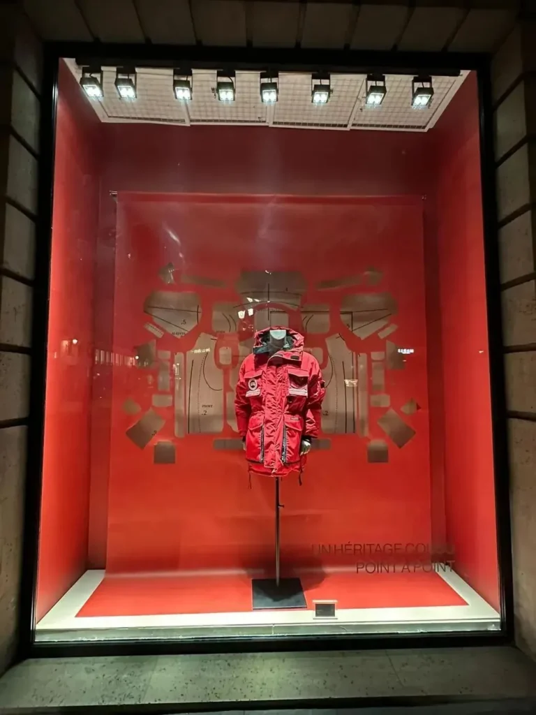 Vitrine rouge, décor en volume – réalisation AU PRINT DIGITAL, Paris