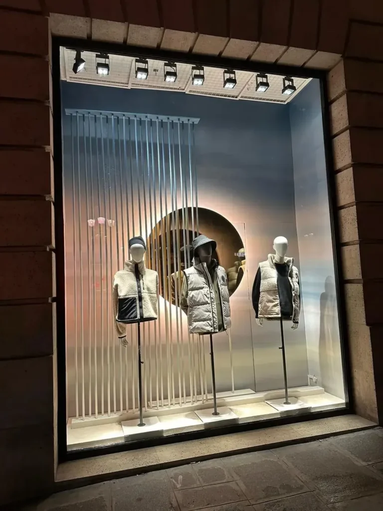 Vitrine mode, décor et mannequins – réalisation AU PRINT DIGITAL, Paris