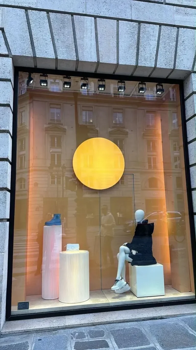 Vitrine mode, disque lumineux – réalisation AU PRINT DIGITAL, Paris