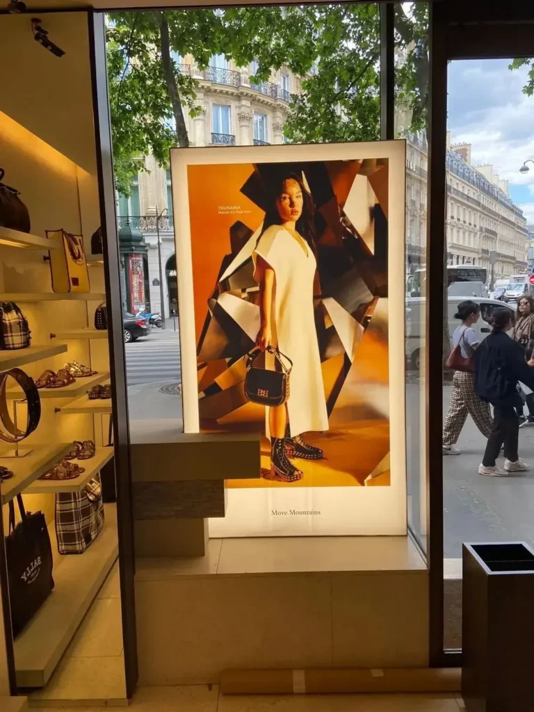 Vitrine maroquinerie – réalisation AU PRINT DIGITAL, Paris
