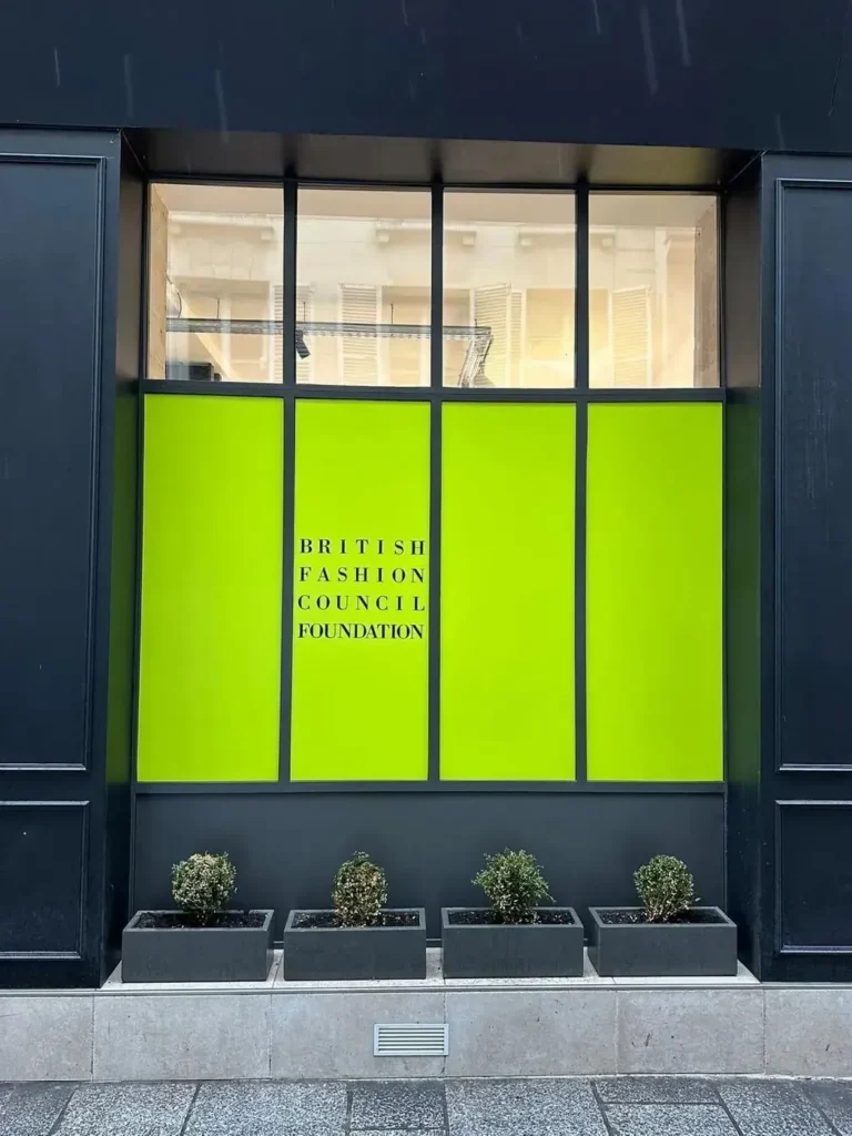 Habillage de vitrine – réalisation AU PRINT DIGITAL, Paris