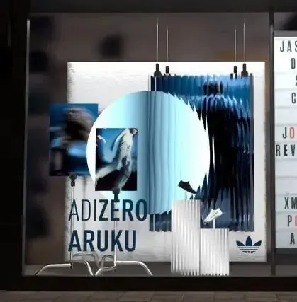 Vitrine sport, visuels suspendus – réalisation AU PRINT DIGITAL, Paris